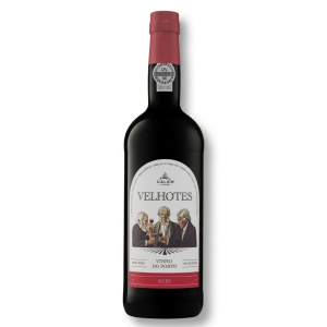 Calém Velhotes Ruby, vinho do Porto frutado com notas de frutas vermelhas maduras, ideal para acompanhar sobremesas e queijos curados.