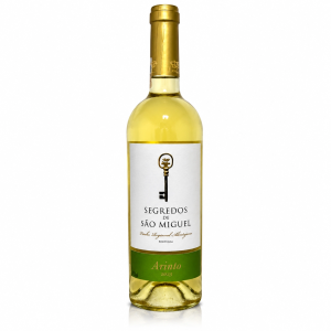Vinho S. Miguel Arinto, vinho branco fresco com notas cítricas e mineralidade suave, ideal para peixes, mariscos e refeições leves.