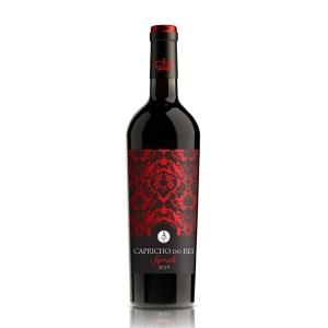 Capricho do Rei Syrah é um vinho tinto encorpado e elegante, com notas de frutas negras, especiarias e toque subtil de carvalho.