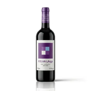 Folha Larga Tinto, vinho tinto suave com notas de frutas vermelhas maduras e especiarias leves, ideal para refeições simples e do dia a dia.