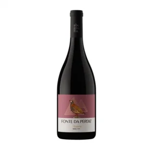 Fonte da Perdiz, Vinho encorpado com notas frutadas e sabor refinado, perfeito para acompanhamentos de pratos típicos.