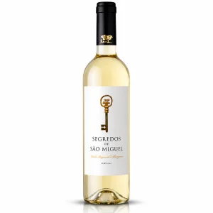 Segredos S. Miguel Branco, Vinho fresco e elegante, com notas frutadas e acidez equilibrada, perfeito para pratos leves como peixes e mariscos.