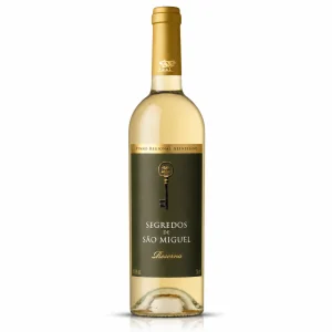Segredos S. Miguel Reserva Branco, vinho aromático e elegante, com notas de frutas frescas e acidez suave, perfeito para mariscos, peixe e pratos leves.