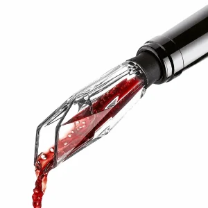 Arejador de vinho transparente a verter vinho tinto com bolhas de arejamento visíveis