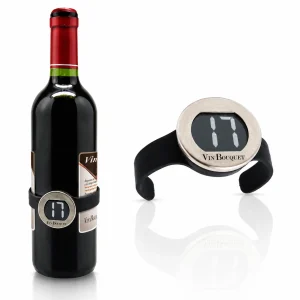 Termómetro digital de bracelete Vin Bouquet colocado à volta de uma garrafa de vinho tinto